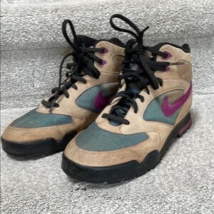 Nike High-Top Hiking Shoes with Purple and Tan Accents